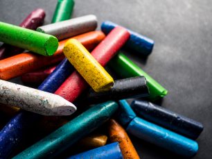 Crayons in a Pile; © Pixelumina